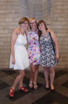 Annelies met twee vriendinnen op haar proclamatie